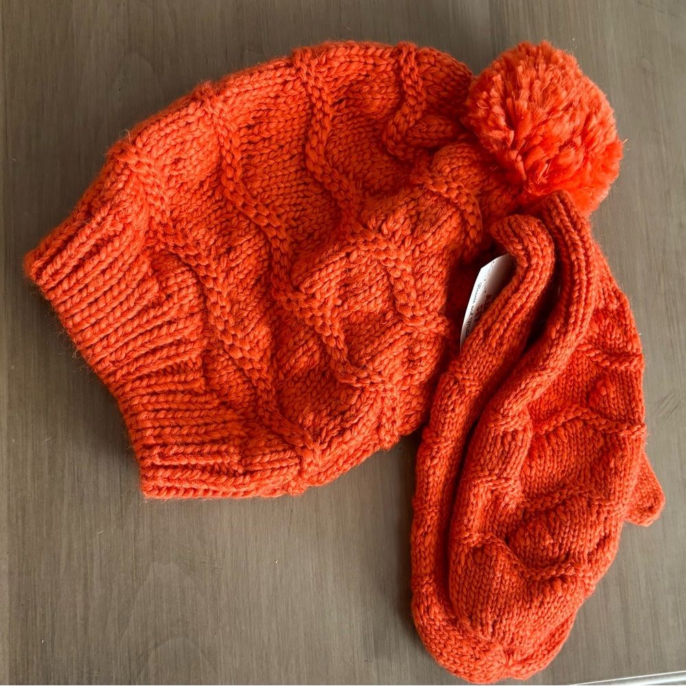 Hat with a pom-pom and two mittens set